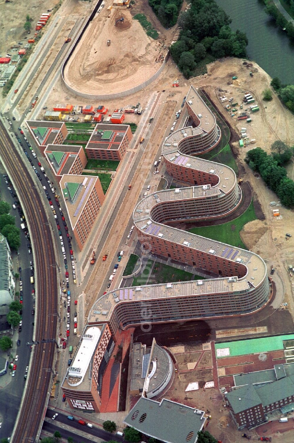 Berlin Moabit from the bird's eye view: Site snake-shaped apartment building in Berlin - Moabit