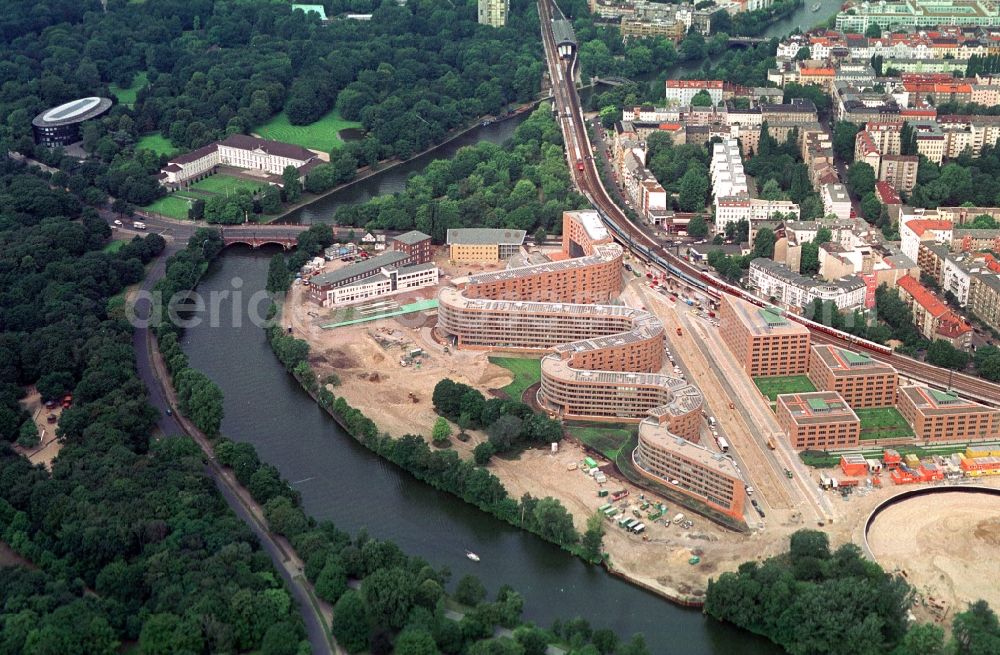 Aerial image Berlin Moabit - Site snake-shaped apartment building in Berlin - Moabit