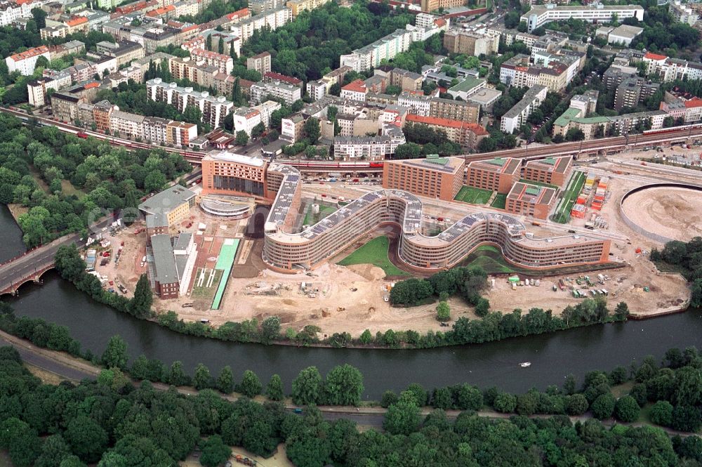 Aerial photograph Berlin Moabit - Site snake-shaped apartment building in Berlin - Moabit