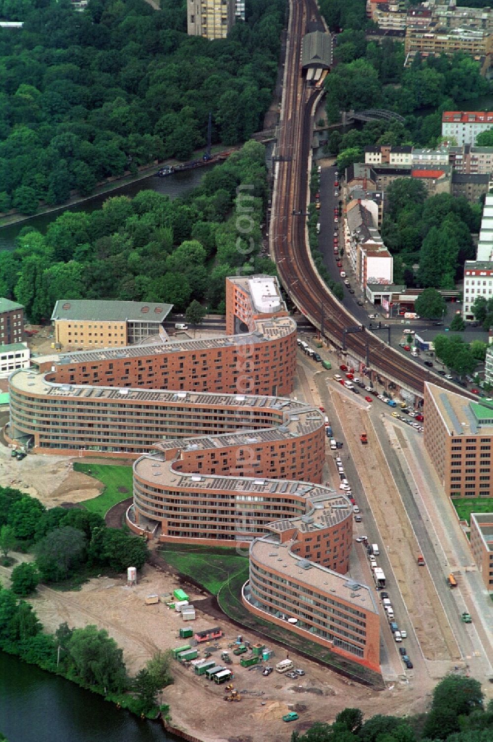 Aerial image Berlin Moabit - Site snake-shaped apartment building in Berlin - Moabit