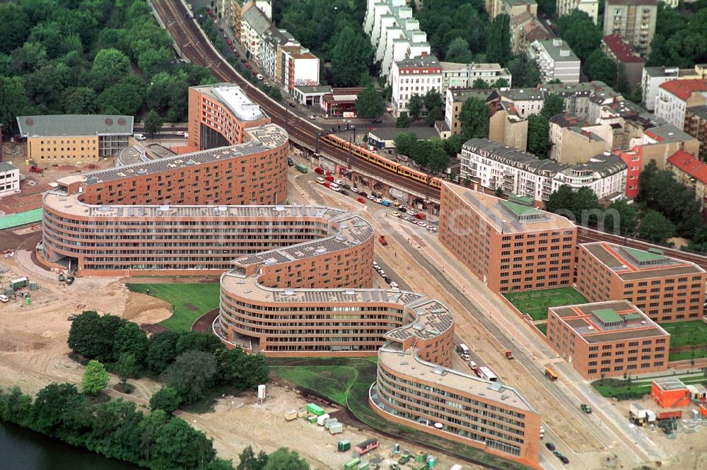 Aerial photograph Berlin Moabit - Site snake-shaped apartment building in Berlin - Moabit