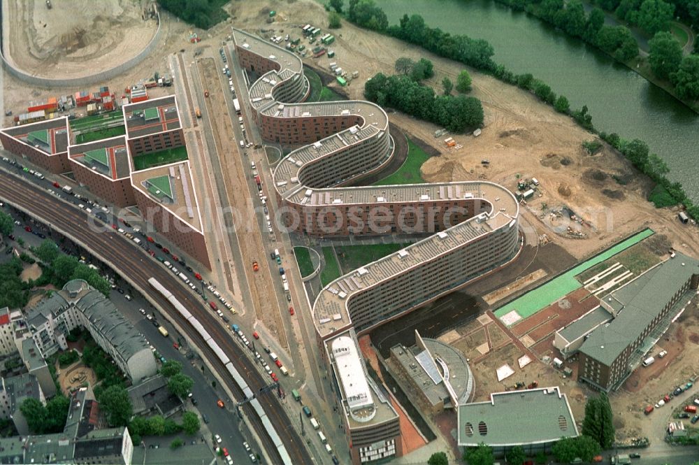 Aerial photograph Berlin Moabit - Site snake-shaped apartment building in Berlin - Moabit