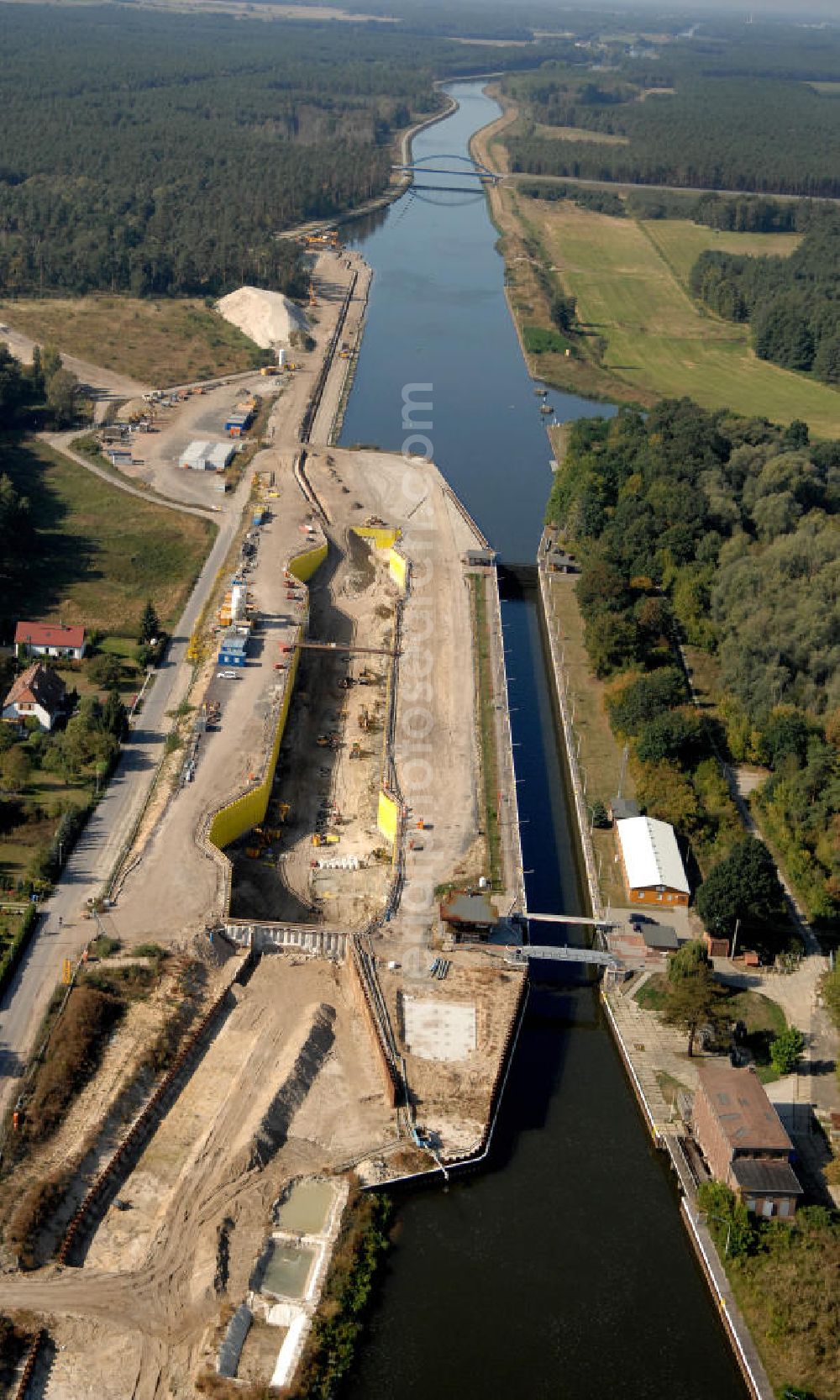 Wusterwitz from the bird's eye view: Blick auf die Baustelle vom Neubau der 2. Schleuse Wusterwitz. Ein Projekt des WSV: Wasserstraßen-Neubauamt Magdeburg, 39106 Magdeburg, Tel. +49(0)391 535-0, email: wna-magdeburg@wsv.bund.de