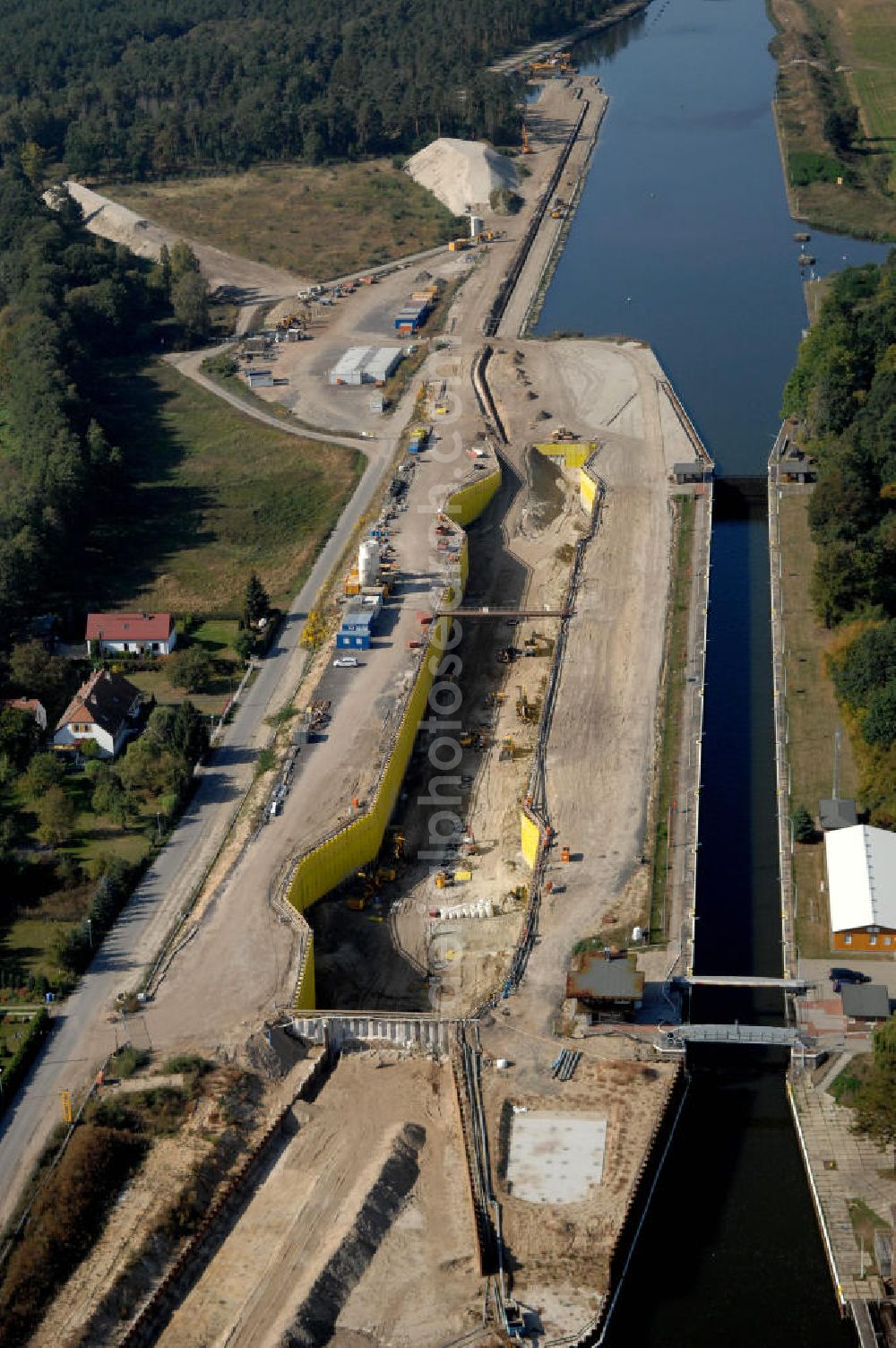 Wusterwitz from the bird's eye view: Blick auf die Baustelle vom Neubau der 2. Schleuse Wusterwitz. Ein Projekt des WSV: Wasserstraßen-Neubauamt Magdeburg, 39106 Magdeburg, Tel. +49(0)391 535-0, email: wna-magdeburg@wsv.bund.de