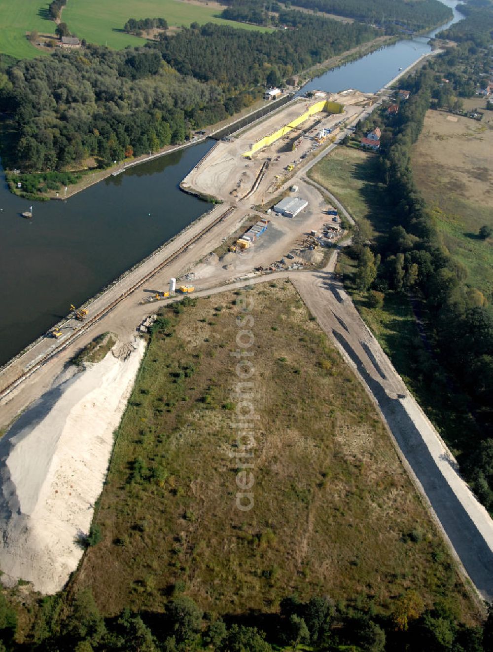 Aerial photograph Wusterwitz - Blick auf die Baustelle vom Neubau der 2. Schleuse Wusterwitz. Ein Projekt des WSV: Wasserstraßen-Neubauamt Magdeburg, 39106 Magdeburg, Tel. +49(0)391 535-0, email: wna-magdeburg@wsv.bund.de