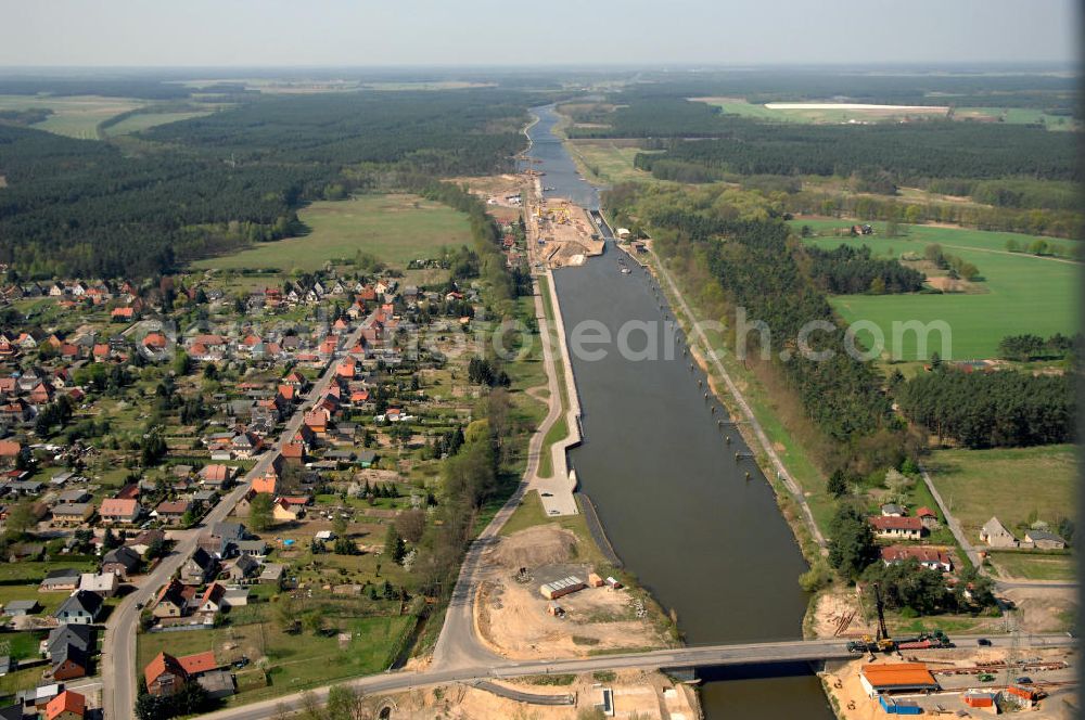 WUSTERWITZ from the bird's eye view: Blick auf die Erweiterungsbaustelle Schleuse Wusterwitz am Elbe-Havel-Kanal. Im Rahmen des VDE Nr. 17 wird bei EHK km 376,8 neben der bereits bestehenden Schleuse Wusterwitz eine neue Südschleuse gebaut. Die 12,50 m breite Schleusenkammer hat eine nutzbare Kammerlänge von 190 m. Das Bauwerk erhält ein modernes und wirtschaftliches hydraulisches Seitenfüllsystem. Wusterwitz ist eine Gemeinde im brandenburgischen Landkreis Potsdam-Mittelmark. Sie ist Sitz des gleichnamigen Amtes, dem zudem die Gemeinden Rosenau und Bensdorf angehören. Auftraggeber und Kontakt: Wasser- und Schifffahrtsverwaltung des Bundes (WSV) im Geschäftsbereich des Bundesministeriums für Verkehr, Bau und Stadtentwicklung. Vertreten durch das Referat WS16, Verkehrstechnik, IT und Öffentlichkeitsarbeit in der Wasser- und Schifffahrtsverwaltung, Robert-Schuman-Platz 1, Postfach 20 01 00, 53170 Bonn; Kontakt Amt Wusterwitz: August-Bebel Strasse 10, 14789 Wusterwitz, Tel. +49 (0)33839 669 0, Fax +49 (0)33839 669 31, e-mail: amt-wusterwitz@t-online.de