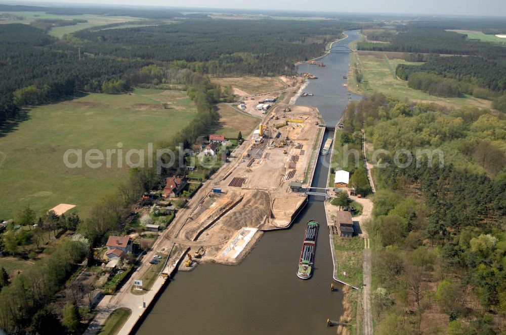 Aerial photograph WUSTERWITZ - Blick auf die Erweiterungsbaustelle Schleuse Wusterwitz am Elbe-Havel-Kanal. Im Rahmen des VDE Nr. 17 wird bei EHK km 376,8 neben der bereits bestehenden Schleuse Wusterwitz eine neue Südschleuse gebaut. Die 12,50 m breite Schleusenkammer hat eine nutzbare Kammerlänge von 190 m. Das Bauwerk erhält ein modernes und wirtschaftliches hydraulisches Seitenfüllsystem. Wusterwitz ist eine Gemeinde im brandenburgischen Landkreis Potsdam-Mittelmark. Sie ist Sitz des gleichnamigen Amtes, dem zudem die Gemeinden Rosenau und Bensdorf angehören. Auftraggeber und Kontakt: Wasser- und Schifffahrtsverwaltung des Bundes (WSV) im Geschäftsbereich des Bundesministeriums für Verkehr, Bau und Stadtentwicklung. Vertreten durch das Referat WS16, Verkehrstechnik, IT und Öffentlichkeitsarbeit in der Wasser- und Schifffahrtsverwaltung, Robert-Schuman-Platz 1, Postfach 20 01 00, 53170 Bonn; Kontakt Amt Wusterwitz: August-Bebel Strasse 10, 14789 Wusterwitz, Tel. +49 (0)33839 669 0, Fax +49 (0)33839 669 31, e-mail: amt-wusterwitz@t-online.de