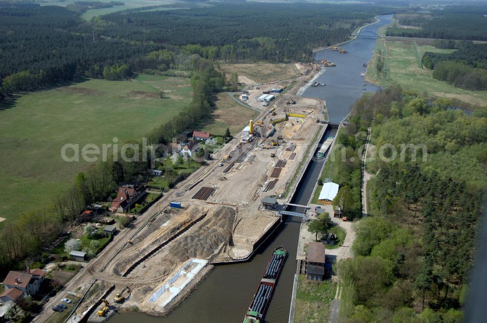 WUSTERWITZ from above - Blick auf die Erweiterungsbaustelle Schleuse Wusterwitz am Elbe-Havel-Kanal. Im Rahmen des VDE Nr. 17 wird bei EHK km 376,8 neben der bereits bestehenden Schleuse Wusterwitz eine neue Südschleuse gebaut. Die 12,50 m breite Schleusenkammer hat eine nutzbare Kammerlänge von 190 m. Das Bauwerk erhält ein modernes und wirtschaftliches hydraulisches Seitenfüllsystem. Wusterwitz ist eine Gemeinde im brandenburgischen Landkreis Potsdam-Mittelmark. Sie ist Sitz des gleichnamigen Amtes, dem zudem die Gemeinden Rosenau und Bensdorf angehören. Auftraggeber und Kontakt: Wasser- und Schifffahrtsverwaltung des Bundes (WSV) im Geschäftsbereich des Bundesministeriums für Verkehr, Bau und Stadtentwicklung. Vertreten durch das Referat WS16, Verkehrstechnik, IT und Öffentlichkeitsarbeit in der Wasser- und Schifffahrtsverwaltung, Robert-Schuman-Platz 1, Postfach 20 01 00, 53170 Bonn; Kontakt Amt Wusterwitz: August-Bebel Strasse 10, 14789 Wusterwitz, Tel. +49 (0)33839 669 0, Fax +49 (0)33839 669 31, e-mail: amt-wusterwitz@t-online.de