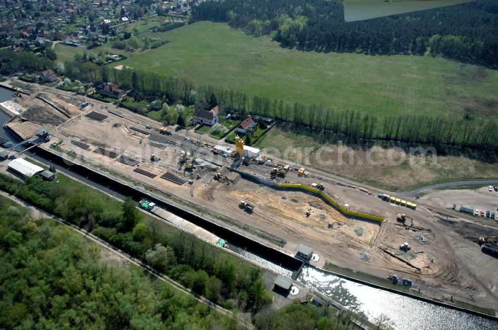 WUSTERWITZ from the bird's eye view: Blick auf die Erweiterungsbaustelle Schleuse Wusterwitz am Elbe-Havel-Kanal. Im Rahmen des VDE Nr. 17 wird bei EHK km 376,8 neben der bereits bestehenden Schleuse Wusterwitz eine neue Südschleuse gebaut. Die 12,50 m breite Schleusenkammer hat eine nutzbare Kammerlänge von 190 m. Das Bauwerk erhält ein modernes und wirtschaftliches hydraulisches Seitenfüllsystem. Wusterwitz ist eine Gemeinde im brandenburgischen Landkreis Potsdam-Mittelmark. Sie ist Sitz des gleichnamigen Amtes, dem zudem die Gemeinden Rosenau und Bensdorf angehören. Auftraggeber und Kontakt: Wasser- und Schifffahrtsverwaltung des Bundes (WSV) im Geschäftsbereich des Bundesministeriums für Verkehr, Bau und Stadtentwicklung. Vertreten durch das Referat WS16, Verkehrstechnik, IT und Öffentlichkeitsarbeit in der Wasser- und Schifffahrtsverwaltung, Robert-Schuman-Platz 1, Postfach 20 01 00, 53170 Bonn; Kontakt Amt Wusterwitz: August-Bebel Strasse 10, 14789 Wusterwitz, Tel. +49 (0)33839 669 0, Fax +49 (0)33839 669 31, e-mail: amt-wusterwitz@t-online.de