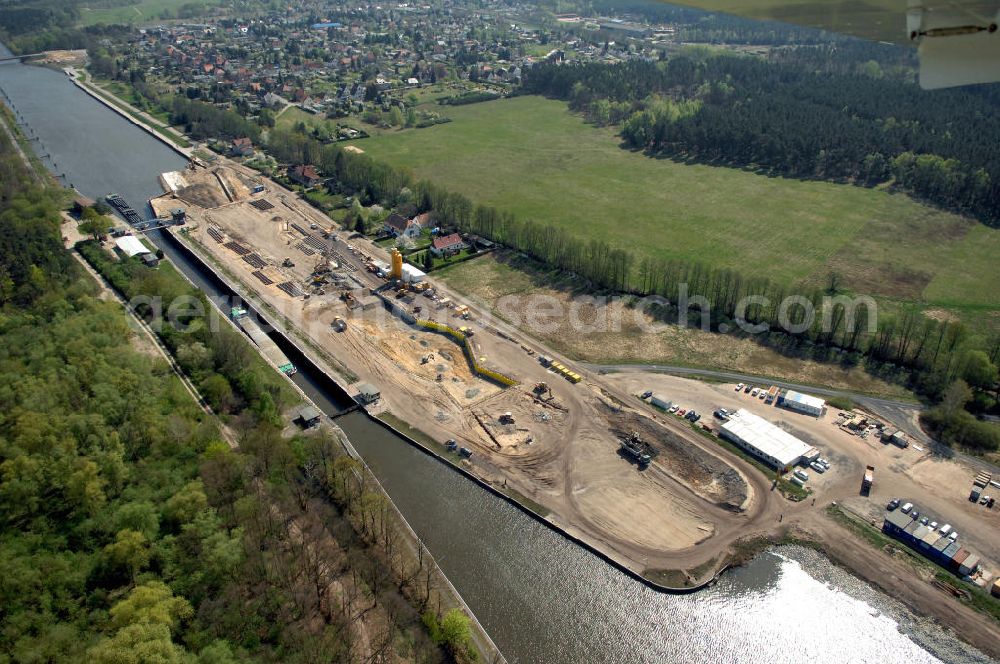 Aerial image WUSTERWITZ - Blick auf die Erweiterungsbaustelle Schleuse Wusterwitz am Elbe-Havel-Kanal. Im Rahmen des VDE Nr. 17 wird bei EHK km 376,8 neben der bereits bestehenden Schleuse Wusterwitz eine neue Südschleuse gebaut. Die 12,50 m breite Schleusenkammer hat eine nutzbare Kammerlänge von 190 m. Das Bauwerk erhält ein modernes und wirtschaftliches hydraulisches Seitenfüllsystem. Wusterwitz ist eine Gemeinde im brandenburgischen Landkreis Potsdam-Mittelmark. Sie ist Sitz des gleichnamigen Amtes, dem zudem die Gemeinden Rosenau und Bensdorf angehören. Auftraggeber und Kontakt: Wasser- und Schifffahrtsverwaltung des Bundes (WSV) im Geschäftsbereich des Bundesministeriums für Verkehr, Bau und Stadtentwicklung. Vertreten durch das Referat WS16, Verkehrstechnik, IT und Öffentlichkeitsarbeit in der Wasser- und Schifffahrtsverwaltung, Robert-Schuman-Platz 1, Postfach 20 01 00, 53170 Bonn; Kontakt Amt Wusterwitz: August-Bebel Strasse 10, 14789 Wusterwitz, Tel. +49 (0)33839 669 0, Fax +49 (0)33839 669 31, e-mail: amt-wusterwitz@t-online.de