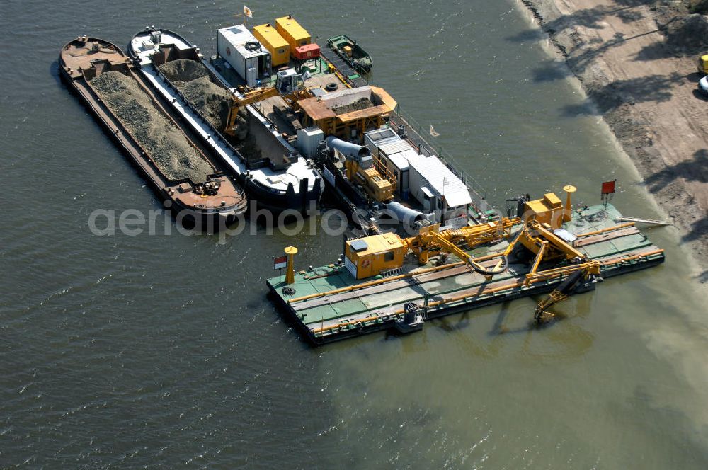 WUSTERWITZ from above - Blick auf die Erweiterungsbaustelle Schleuse Wusterwitz am Elbe-Havel-Kanal. Im Rahmen des VDE Nr. 17 wird bei EHK km 376,8 neben der bereits bestehenden Schleuse Wusterwitz eine neue Südschleuse gebaut. Die 12,50 m breite Schleusenkammer hat eine nutzbare Kammerlänge von 190 m. Das Bauwerk erhält ein modernes und wirtschaftliches hydraulisches Seitenfüllsystem. Wusterwitz ist eine Gemeinde im brandenburgischen Landkreis Potsdam-Mittelmark. Sie ist Sitz des gleichnamigen Amtes, dem zudem die Gemeinden Rosenau und Bensdorf angehören. Auftraggeber und Kontakt: Wasser- und Schifffahrtsverwaltung des Bundes (WSV) im Geschäftsbereich des Bundesministeriums für Verkehr, Bau und Stadtentwicklung. Vertreten durch das Referat WS16, Verkehrstechnik, IT und Öffentlichkeitsarbeit in der Wasser- und Schifffahrtsverwaltung, Robert-Schuman-Platz 1, Postfach 20 01 00, 53170 Bonn; Kontakt Amt Wusterwitz: August-Bebel Strasse 10, 14789 Wusterwitz, Tel. +49 (0)33839 669 0, Fax +49 (0)33839 669 31, e-mail: amt-wusterwitz@t-online.de