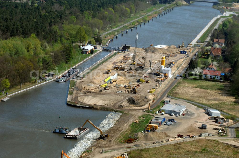 Aerial image WUSTERWITZ - Blick auf die Erweiterungsbaustelle Schleuse Wusterwitz am Elbe-Havel-Kanal. Im Rahmen des VDE Nr. 17 wird bei EHK km 376,8 neben der bereits bestehenden Schleuse Wusterwitz eine neue Südschleuse gebaut. Die 12,50 m breite Schleusenkammer hat eine nutzbare Kammerlänge von 190 m. Das Bauwerk erhält ein modernes und wirtschaftliches hydraulisches Seitenfüllsystem. Wusterwitz ist eine Gemeinde im brandenburgischen Landkreis Potsdam-Mittelmark. Sie ist Sitz des gleichnamigen Amtes, dem zudem die Gemeinden Rosenau und Bensdorf angehören. Auftraggeber und Kontakt: Wasser- und Schifffahrtsverwaltung des Bundes (WSV) im Geschäftsbereich des Bundesministeriums für Verkehr, Bau und Stadtentwicklung. Vertreten durch das Referat WS16, Verkehrstechnik, IT und Öffentlichkeitsarbeit in der Wasser- und Schifffahrtsverwaltung, Robert-Schuman-Platz 1, Postfach 20 01 00, 53170 Bonn; Kontakt Amt Wusterwitz: August-Bebel Strasse 10, 14789 Wusterwitz, Tel. +49 (0)33839 669 0, Fax +49 (0)33839 669 31, e-mail: amt-wusterwitz@t-online.de