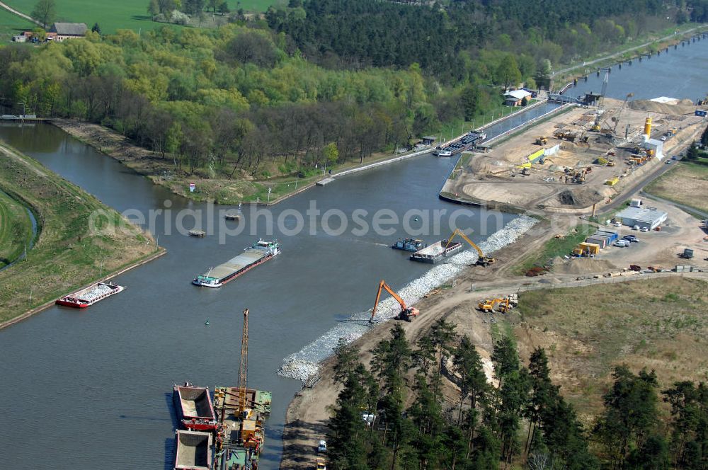 Aerial photograph WUSTERWITZ - Blick auf die Erweiterungsbaustelle Schleuse Wusterwitz am Elbe-Havel-Kanal. Im Rahmen des VDE Nr. 17 wird bei EHK km 376,8 neben der bereits bestehenden Schleuse Wusterwitz eine neue Südschleuse gebaut. Die 12,50 m breite Schleusenkammer hat eine nutzbare Kammerlänge von 190 m. Das Bauwerk erhält ein modernes und wirtschaftliches hydraulisches Seitenfüllsystem. Wusterwitz ist eine Gemeinde im brandenburgischen Landkreis Potsdam-Mittelmark. Sie ist Sitz des gleichnamigen Amtes, dem zudem die Gemeinden Rosenau und Bensdorf angehören. Auftraggeber und Kontakt: Wasser- und Schifffahrtsverwaltung des Bundes (WSV) im Geschäftsbereich des Bundesministeriums für Verkehr, Bau und Stadtentwicklung. Vertreten durch das Referat WS16, Verkehrstechnik, IT und Öffentlichkeitsarbeit in der Wasser- und Schifffahrtsverwaltung, Robert-Schuman-Platz 1, Postfach 20 01 00, 53170 Bonn; Kontakt Amt Wusterwitz: August-Bebel Strasse 10, 14789 Wusterwitz, Tel. +49 (0)33839 669 0, Fax +49 (0)33839 669 31, e-mail: amt-wusterwitz@t-online.de