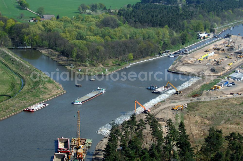 WUSTERWITZ from above - Blick auf die Erweiterungsbaustelle Schleuse Wusterwitz am Elbe-Havel-Kanal. Im Rahmen des VDE Nr. 17 wird bei EHK km 376,8 neben der bereits bestehenden Schleuse Wusterwitz eine neue Südschleuse gebaut. Die 12,50 m breite Schleusenkammer hat eine nutzbare Kammerlänge von 190 m. Das Bauwerk erhält ein modernes und wirtschaftliches hydraulisches Seitenfüllsystem. Wusterwitz ist eine Gemeinde im brandenburgischen Landkreis Potsdam-Mittelmark. Sie ist Sitz des gleichnamigen Amtes, dem zudem die Gemeinden Rosenau und Bensdorf angehören. Auftraggeber und Kontakt: Wasser- und Schifffahrtsverwaltung des Bundes (WSV) im Geschäftsbereich des Bundesministeriums für Verkehr, Bau und Stadtentwicklung. Vertreten durch das Referat WS16, Verkehrstechnik, IT und Öffentlichkeitsarbeit in der Wasser- und Schifffahrtsverwaltung, Robert-Schuman-Platz 1, Postfach 20 01 00, 53170 Bonn; Kontakt Amt Wusterwitz: August-Bebel Strasse 10, 14789 Wusterwitz, Tel. +49 (0)33839 669 0, Fax +49 (0)33839 669 31, e-mail: amt-wusterwitz@t-online.de