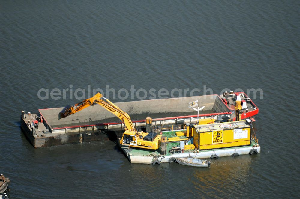 WUSTERWITZ from the bird's eye view: Blick auf die Erweiterungsbaustelle Schleuse Wusterwitz am Elbe-Havel-Kanal. Im Rahmen des VDE Nr. 17 wird bei EHK km 376,8 neben der bereits bestehenden Schleuse Wusterwitz eine neue Südschleuse gebaut. Die 12,50 m breite Schleusenkammer hat eine nutzbare Kammerlänge von 190 m. Das Bauwerk erhält ein modernes und wirtschaftliches hydraulisches Seitenfüllsystem. Wusterwitz ist eine Gemeinde im brandenburgischen Landkreis Potsdam-Mittelmark. Sie ist Sitz des gleichnamigen Amtes, dem zudem die Gemeinden Rosenau und Bensdorf angehören. Auftraggeber und Kontakt: Wasser- und Schifffahrtsverwaltung des Bundes (WSV) im Geschäftsbereich des Bundesministeriums für Verkehr, Bau und Stadtentwicklung. Vertreten durch das Referat WS16, Verkehrstechnik, IT und Öffentlichkeitsarbeit in der Wasser- und Schifffahrtsverwaltung, Robert-Schuman-Platz 1, Postfach 20 01 00, 53170 Bonn; Kontakt Amt Wusterwitz: August-Bebel Strasse 10, 14789 Wusterwitz, Tel. +49 (0)33839 669 0, Fax +49 (0)33839 669 31, e-mail: amt-wusterwitz@t-online.de