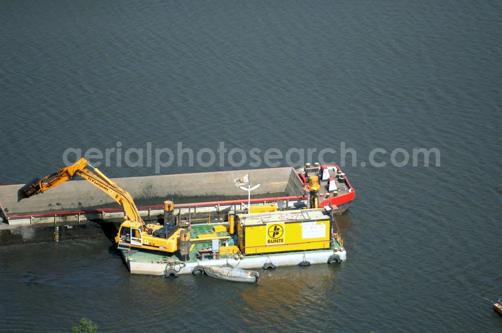 Aerial image WUSTERWITZ - Blick auf die Erweiterungsbaustelle Schleuse Wusterwitz am Elbe-Havel-Kanal. Im Rahmen des VDE Nr. 17 wird bei EHK km 376,8 neben der bereits bestehenden Schleuse Wusterwitz eine neue Südschleuse gebaut. Die 12,50 m breite Schleusenkammer hat eine nutzbare Kammerlänge von 190 m. Das Bauwerk erhält ein modernes und wirtschaftliches hydraulisches Seitenfüllsystem. Wusterwitz ist eine Gemeinde im brandenburgischen Landkreis Potsdam-Mittelmark. Sie ist Sitz des gleichnamigen Amtes, dem zudem die Gemeinden Rosenau und Bensdorf angehören. Auftraggeber und Kontakt: Wasser- und Schifffahrtsverwaltung des Bundes (WSV) im Geschäftsbereich des Bundesministeriums für Verkehr, Bau und Stadtentwicklung. Vertreten durch das Referat WS16, Verkehrstechnik, IT und Öffentlichkeitsarbeit in der Wasser- und Schifffahrtsverwaltung, Robert-Schuman-Platz 1, Postfach 20 01 00, 53170 Bonn; Kontakt Amt Wusterwitz: August-Bebel Strasse 10, 14789 Wusterwitz, Tel. +49 (0)33839 669 0, Fax +49 (0)33839 669 31, e-mail: amt-wusterwitz@t-online.de