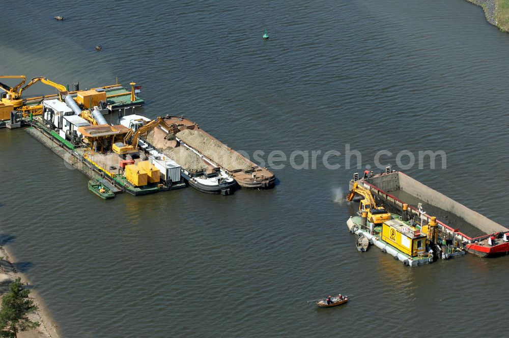 WUSTERWITZ from above - Blick auf die Erweiterungsbaustelle Schleuse Wusterwitz am Elbe-Havel-Kanal. Im Rahmen des VDE Nr. 17 wird bei EHK km 376,8 neben der bereits bestehenden Schleuse Wusterwitz eine neue Südschleuse gebaut. Die 12,50 m breite Schleusenkammer hat eine nutzbare Kammerlänge von 190 m. Das Bauwerk erhält ein modernes und wirtschaftliches hydraulisches Seitenfüllsystem. Wusterwitz ist eine Gemeinde im brandenburgischen Landkreis Potsdam-Mittelmark. Sie ist Sitz des gleichnamigen Amtes, dem zudem die Gemeinden Rosenau und Bensdorf angehören. Auftraggeber und Kontakt: Wasser- und Schifffahrtsverwaltung des Bundes (WSV) im Geschäftsbereich des Bundesministeriums für Verkehr, Bau und Stadtentwicklung. Vertreten durch das Referat WS16, Verkehrstechnik, IT und Öffentlichkeitsarbeit in der Wasser- und Schifffahrtsverwaltung, Robert-Schuman-Platz 1, Postfach 20 01 00, 53170 Bonn; Kontakt Amt Wusterwitz: August-Bebel Strasse 10, 14789 Wusterwitz, Tel. +49 (0)33839 669 0, Fax +49 (0)33839 669 31, e-mail: amt-wusterwitz@t-online.de