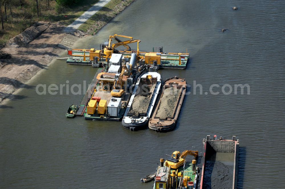 Aerial photograph WUSTERWITZ - Blick auf die Erweiterungsbaustelle Schleuse Wusterwitz am Elbe-Havel-Kanal. Im Rahmen des VDE Nr. 17 wird bei EHK km 376,8 neben der bereits bestehenden Schleuse Wusterwitz eine neue Südschleuse gebaut. Die 12,50 m breite Schleusenkammer hat eine nutzbare Kammerlänge von 190 m. Das Bauwerk erhält ein modernes und wirtschaftliches hydraulisches Seitenfüllsystem. Wusterwitz ist eine Gemeinde im brandenburgischen Landkreis Potsdam-Mittelmark. Sie ist Sitz des gleichnamigen Amtes, dem zudem die Gemeinden Rosenau und Bensdorf angehören. Auftraggeber und Kontakt: Wasser- und Schifffahrtsverwaltung des Bundes (WSV) im Geschäftsbereich des Bundesministeriums für Verkehr, Bau und Stadtentwicklung. Vertreten durch das Referat WS16, Verkehrstechnik, IT und Öffentlichkeitsarbeit in der Wasser- und Schifffahrtsverwaltung, Robert-Schuman-Platz 1, Postfach 20 01 00, 53170 Bonn; Kontakt Amt Wusterwitz: August-Bebel Strasse 10, 14789 Wusterwitz, Tel. +49 (0)33839 669 0, Fax +49 (0)33839 669 31, e-mail: amt-wusterwitz@t-online.de