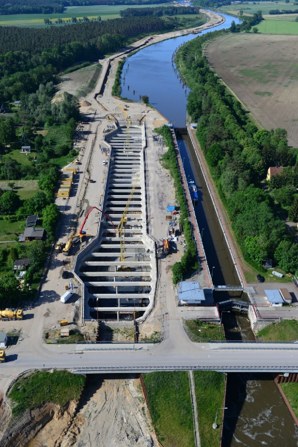 Zerben, Elbe-Parey from the bird's eye view: Construction site at the Zerben sluice, bridge and the riverside of the Elbe-Havel-Canel in the state Saxony-Anhalt