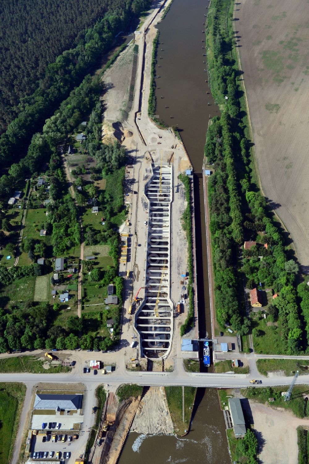 Zerben, Elbe-Parey from the bird's eye view: Construction site at the Zerben sluice, bridge and the riverside of the Elbe-Havel-Canel in the state Saxony-Anhalt