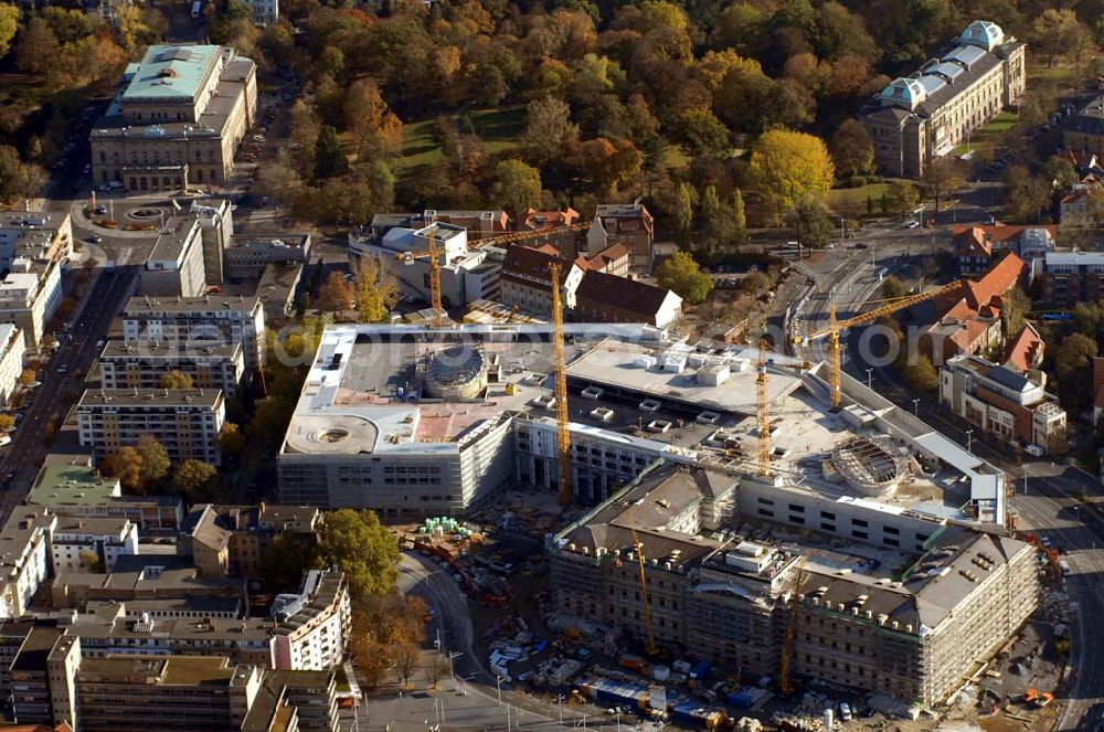 Braunschweig from above - Blick auf die Baustelle der Schloss-Arkaden in Braunschweig. Am ehemaligen Standort des Schlosses rekonstruieren der Investor CREDIT SUISSE ASSET MANAGEMENT Immobilien KAG mbH und die ECE das ehemalige Residenzschloss – verbunden mit einem neuen Einkaufs- und Dienstleistungszentrum. Fertigstellung im Jahre 2007 finden im Inneren die städtischen Kultureinrichtungen und das Schlossmuseum ihren Platz.