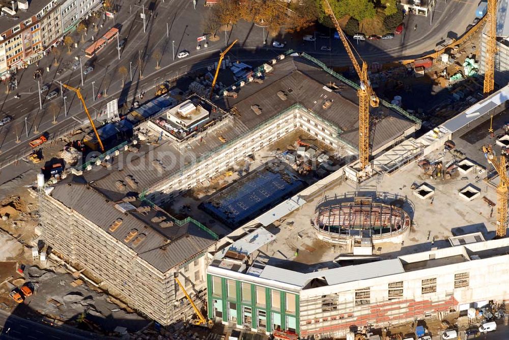 Braunschweig from the bird's eye view: Blick auf die Baustelle der Schloss-Arkaden in Braunschweig. Am ehemaligen Standort des Schlosses rekonstruieren der Investor CREDIT SUISSE ASSET MANAGEMENT Immobilien KAG mbH und die ECE das ehemalige Residenzschloss – verbunden mit einem neuen Einkaufs- und Dienstleistungszentrum. Fertigstellung im Jahre 2007 finden im Inneren die städtischen Kultureinrichtungen und das Schlossmuseum ihren Platz.