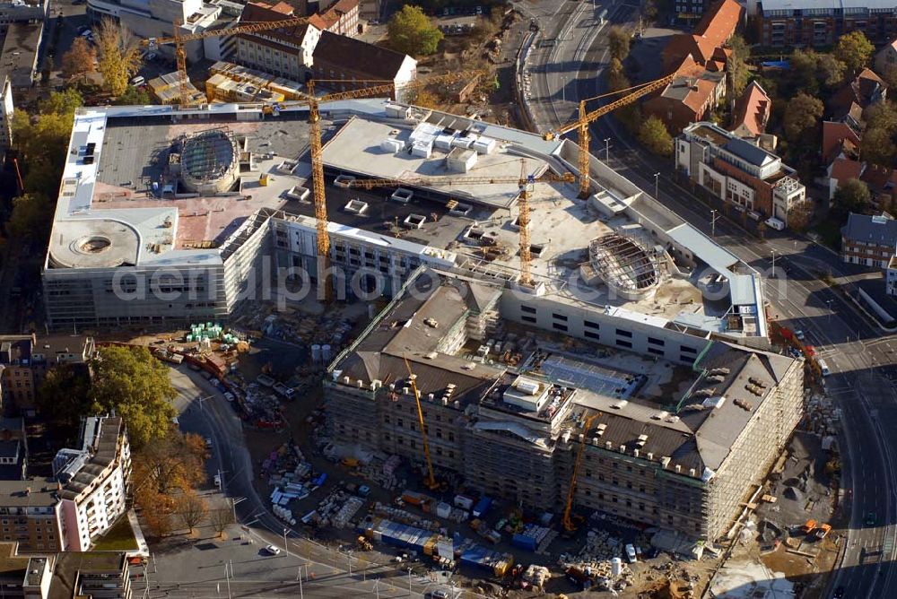 Aerial photograph Braunschweig - Blick auf die Baustelle der Schloss-Arkaden in Braunschweig. Am ehemaligen Standort des Schlosses rekonstruieren der Investor CREDIT SUISSE ASSET MANAGEMENT Immobilien KAG mbH und die ECE das ehemalige Residenzschloss – verbunden mit einem neuen Einkaufs- und Dienstleistungszentrum. Fertigstellung im Jahre 2007 finden im Inneren die städtischen Kultureinrichtungen und das Schlossmuseum ihren Platz.