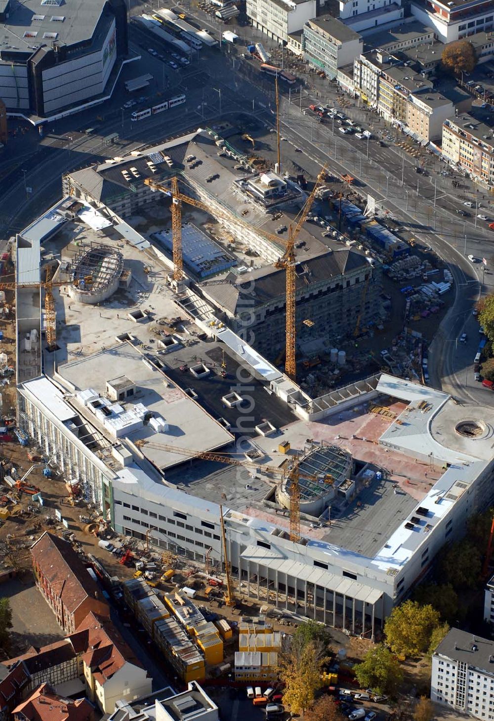 Braunschweig from above - Blick auf die Baustelle der Schloss-Arkaden in Braunschweig. Am ehemaligen Standort des Schlosses rekonstruieren der Investor CREDIT SUISSE ASSET MANAGEMENT Immobilien KAG mbH und die ECE das ehemalige Residenzschloss – verbunden mit einem neuen Einkaufs- und Dienstleistungszentrum. Fertigstellung im Jahre 2007 finden im Inneren die städtischen Kultureinrichtungen und das Schlossmuseum ihren Platz.