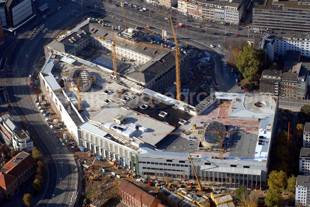 Braunschweig from the bird's eye view: Blick auf die Baustelle der Schloss-Arkaden in Braunschweig. Am ehemaligen Standort des Schlosses rekonstruieren der Investor CREDIT SUISSE ASSET MANAGEMENT Immobilien KAG mbH und die ECE das ehemalige Residenzschloss – verbunden mit einem neuen Einkaufs- und Dienstleistungszentrum. Fertigstellung im Jahre 2007 finden im Inneren die städtischen Kultureinrichtungen und das Schlossmuseum ihren Platz.