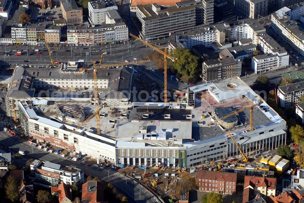 Aerial photograph Braunschweig - Blick auf die Baustelle der Schloss-Arkaden in Braunschweig. Am ehemaligen Standort des Schlosses rekonstruieren der Investor CREDIT SUISSE ASSET MANAGEMENT Immobilien KAG mbH und die ECE das ehemalige Residenzschloss – verbunden mit einem neuen Einkaufs- und Dienstleistungszentrum. Fertigstellung im Jahre 2007 finden im Inneren die städtischen Kultureinrichtungen und das Schlossmuseum ihren Platz.