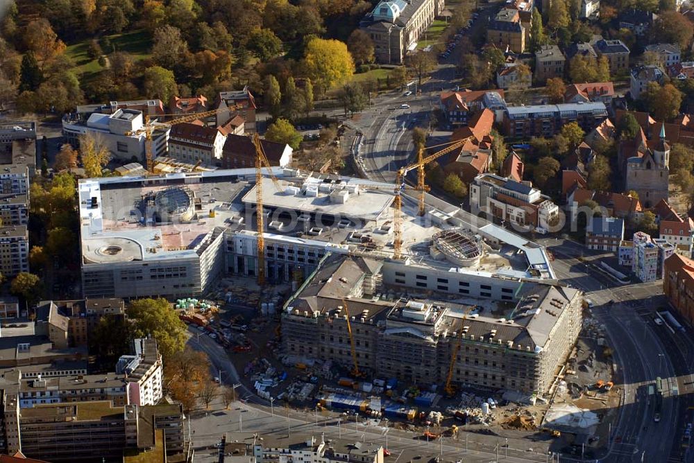 Braunschweig from the bird's eye view: Blick auf die Baustelle der Schloss-Arkaden in Braunschweig. Am ehemaligen Standort des Schlosses rekonstruieren der Investor CREDIT SUISSE ASSET MANAGEMENT Immobilien KAG mbH und die ECE das ehemalige Residenzschloss – verbunden mit einem neuen Einkaufs- und Dienstleistungszentrum. Fertigstellung im Jahre 2007 finden im Inneren die städtischen Kultureinrichtungen und das Schlossmuseum ihren Platz.