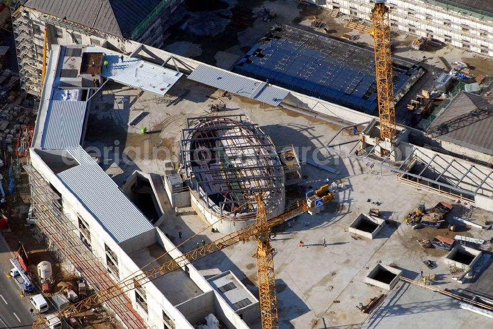 Aerial image Braunschweig - Blick auf die Baustelle der Schloss-Arkaden in Braunschweig. Am ehemaligen Standort des Schlosses rekonstruieren der Investor CREDIT SUISSE ASSET MANAGEMENT Immobilien KAG mbH und die ECE das ehemalige Residenzschloss – verbunden mit einem neuen Einkaufs- und Dienstleistungszentrum. Fertigstellung im Jahre 2007 finden im Inneren die städtischen Kultureinrichtungen und das Schlossmuseum ihren Platz.