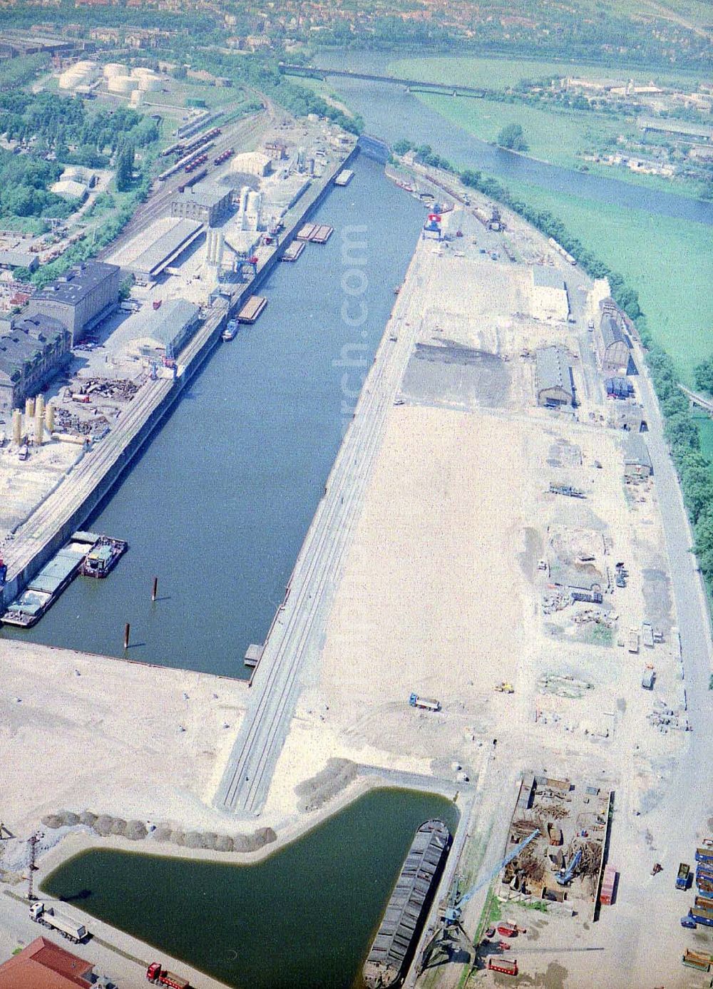 Dresden / Sachs. from above - Baustelle der Sächsischen Binnenhafen Oberelbe GmbH an der Magdeburger Straße 58 in 01067 DRESDEN (tel.: 0351-49820).