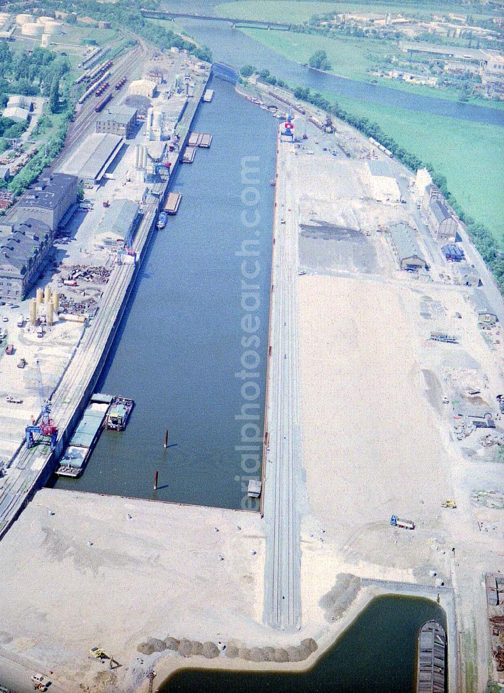 Dresden / Sachs. from the bird's eye view: Baustelle der Sächsischen Binnenhafen Oberelbe GmbH an der Magdeburger Straße 58 in 01067 DRESDEN (tel.: 0351-49820).