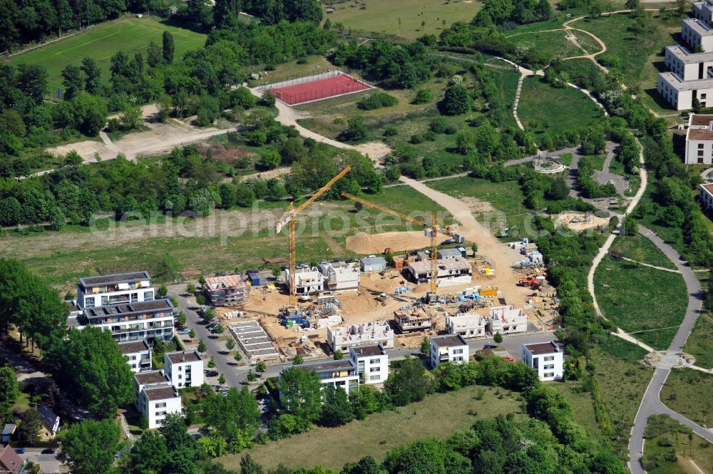 Aerial photograph Berlin - Baustelle vom Neubau der Siedlung Neue Gartenstadt Falkenberg in Berlin-Altglienicke. Die 60 Wohnungen werden durch die 1892 Berliner Bau- und Wohnungsgenossenschaft von 1892 eG errichtet und vermietet. Construction site of the new build estate Neue Gartenstadt Falkenberg in Altglienicke.