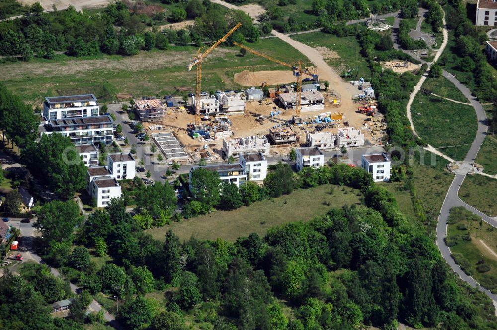 Berlin from above - Baustelle vom Neubau der Siedlung Neue Gartenstadt Falkenberg in Berlin-Altglienicke. Die 60 Wohnungen werden durch die 1892 Berliner Bau- und Wohnungsgenossenschaft von 1892 eG errichtet und vermietet. Construction site of the new build estate Neue Gartenstadt Falkenberg in Altglienicke.