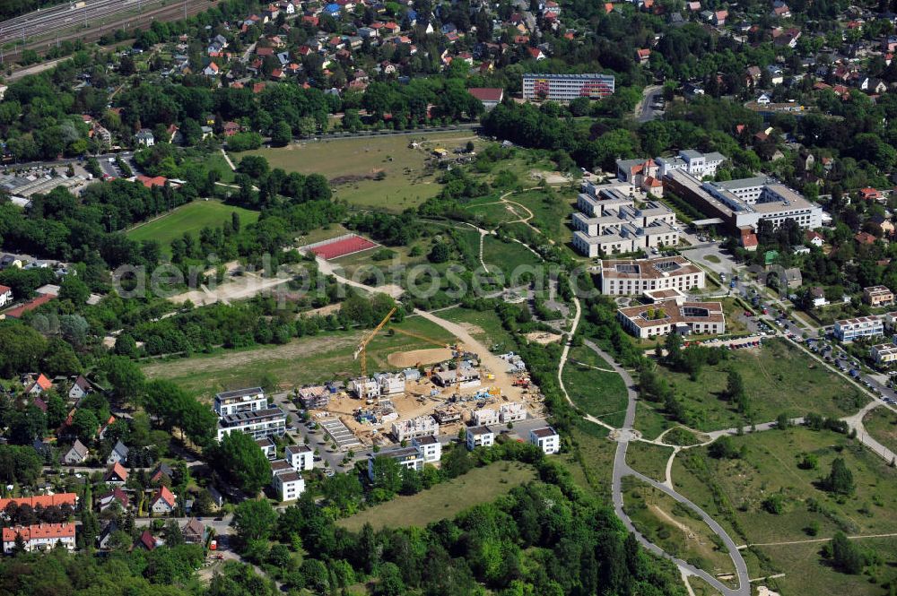 Berlin from the bird's eye view: Baustelle vom Neubau der Siedlung Neue Gartenstadt Falkenberg in Berlin-Altglienicke. Die 60 Wohnungen werden durch die 1892 Berliner Bau- und Wohnungsgenossenschaft von 1892 eG errichtet und vermietet. Construction site of the new build estate Neue Gartenstadt Falkenberg in Altglienicke.