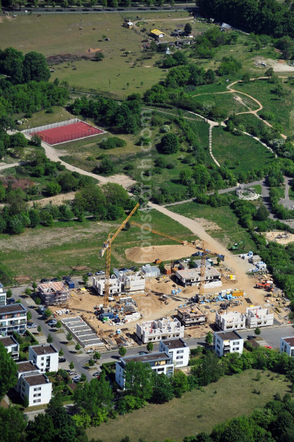 Aerial image Berlin - Baustelle vom Neubau der Siedlung Neue Gartenstadt Falkenberg in Berlin-Altglienicke. Die 60 Wohnungen werden durch die 1892 Berliner Bau- und Wohnungsgenossenschaft von 1892 eG errichtet und vermietet. Construction site of the new build estate Neue Gartenstadt Falkenberg in Altglienicke.