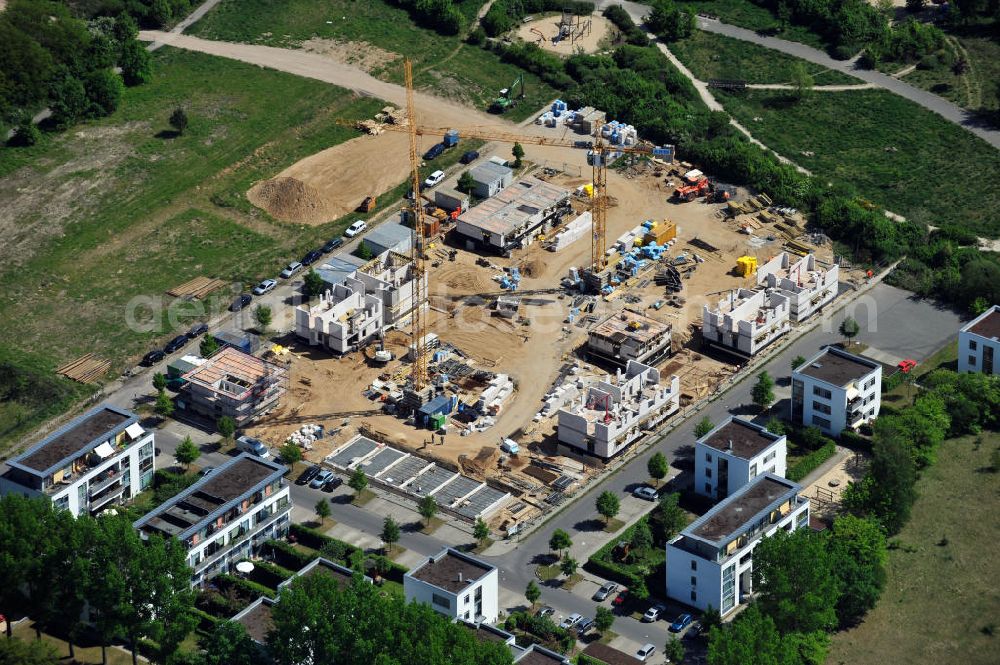 Aerial photograph Berlin - Baustelle vom Neubau der Siedlung Neue Gartenstadt Falkenberg in Berlin-Altglienicke. Die 60 Wohnungen werden durch die 1892 Berliner Bau- und Wohnungsgenossenschaft von 1892 eG errichtet und vermietet. Construction site of the new build estate Neue Gartenstadt Falkenberg in Altglienicke.