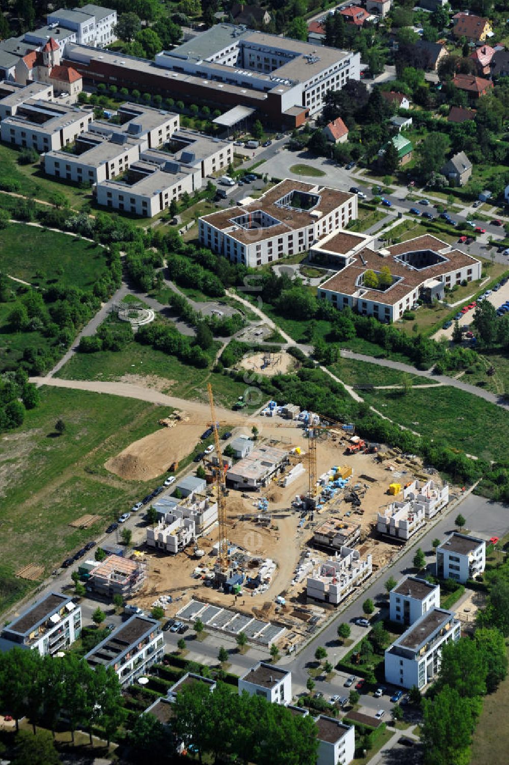 Berlin from above - Baustelle vom Neubau der Siedlung Neue Gartenstadt Falkenberg in Berlin-Altglienicke. Die 60 Wohnungen werden durch die 1892 Berliner Bau- und Wohnungsgenossenschaft von 1892 eG errichtet und vermietet. Construction site of the new build estate Neue Gartenstadt Falkenberg in Altglienicke.