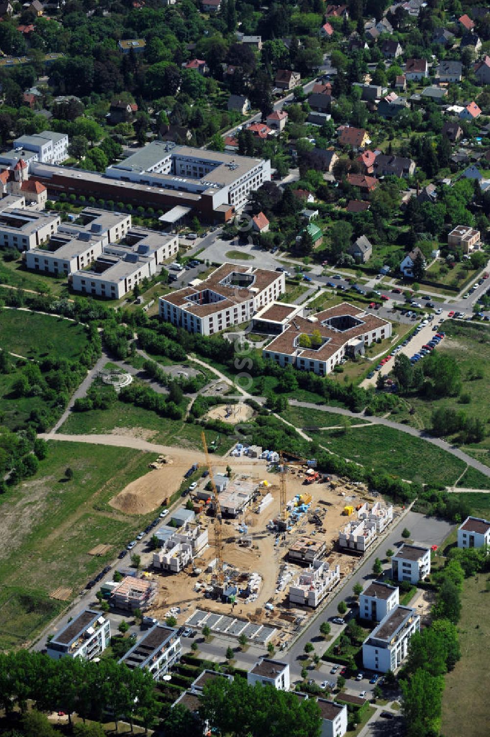 Berlin from the bird's eye view: Baustelle vom Neubau der Siedlung Neue Gartenstadt Falkenberg in Berlin-Altglienicke. Die 60 Wohnungen werden durch die 1892 Berliner Bau- und Wohnungsgenossenschaft von 1892 eG errichtet und vermietet. Construction site of the new build estate Neue Gartenstadt Falkenberg in Altglienicke.