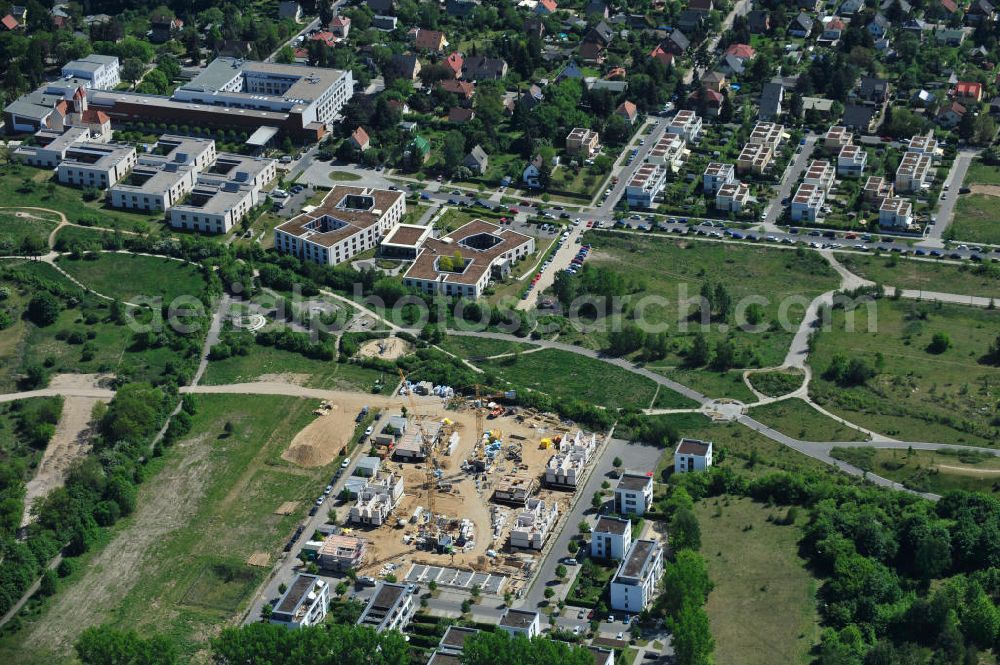 Aerial image Berlin - Baustelle vom Neubau der Siedlung Neue Gartenstadt Falkenberg in Berlin-Altglienicke. Die 60 Wohnungen werden durch die 1892 Berliner Bau- und Wohnungsgenossenschaft von 1892 eG errichtet und vermietet. Construction site of the new build estate Neue Gartenstadt Falkenberg in Altglienicke.