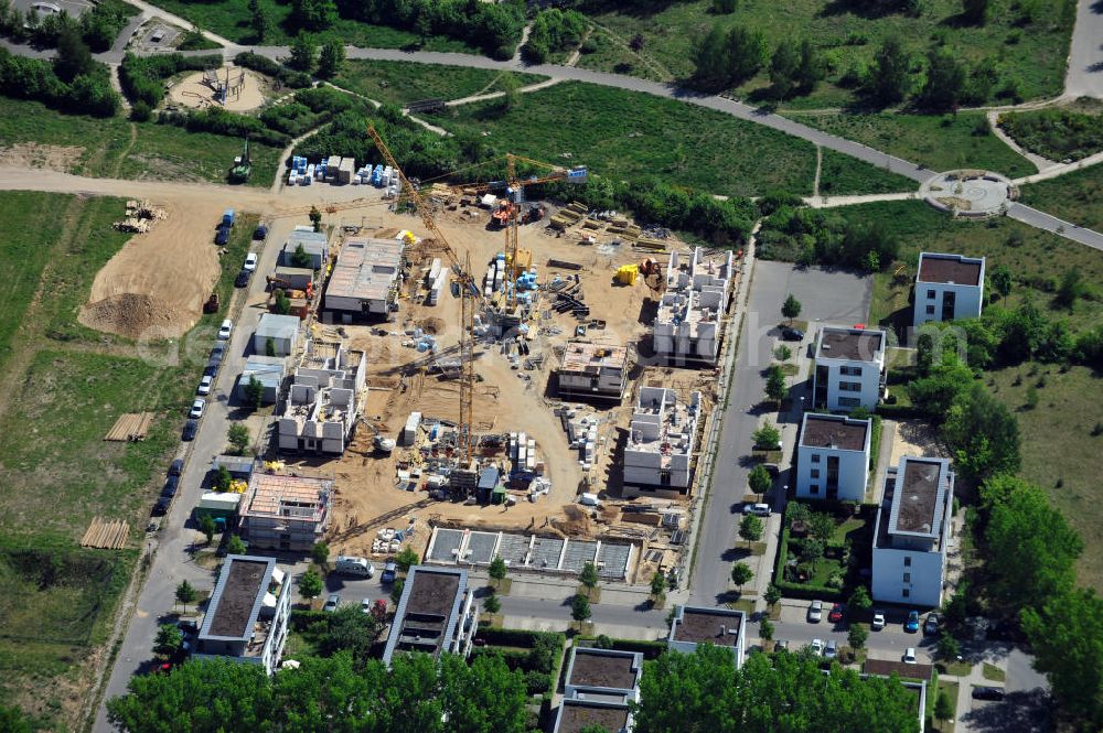 Aerial photograph Berlin - Baustelle vom Neubau der Siedlung Neue Gartenstadt Falkenberg in Berlin-Altglienicke. Die 60 Wohnungen werden durch die 1892 Berliner Bau- und Wohnungsgenossenschaft von 1892 eG errichtet und vermietet. Construction site of the new build estate Neue Gartenstadt Falkenberg in Altglienicke.