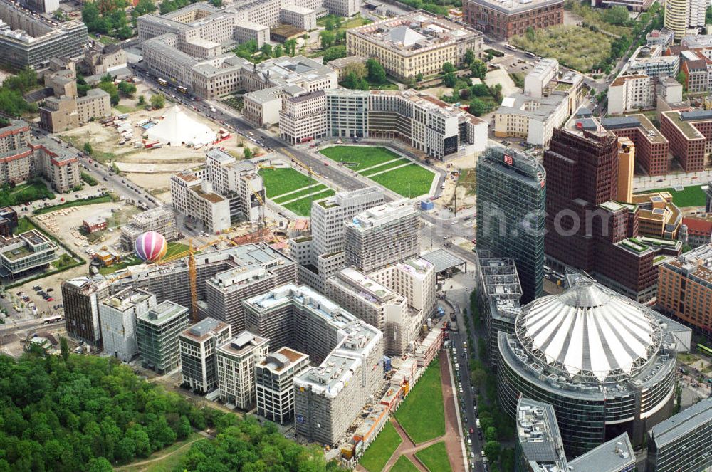 Aerial photograph Berlin - Das Sony Center am Potsdamer Platz in Berlin Tiergarten. Das Center umfasst sieben Gebäude aus Glas, Stahl und einem lichtdurchflutetem Platz mit einem extravagantem Dach. Architekt dieses Gebäudes ist Helmut Jahn. The Sony Center in Berlin Tiergarten. The Center has seven buildings consists of glas, steel and a ground which is bathed in light, and a roof of glass. The architect is Helmut Jahn.