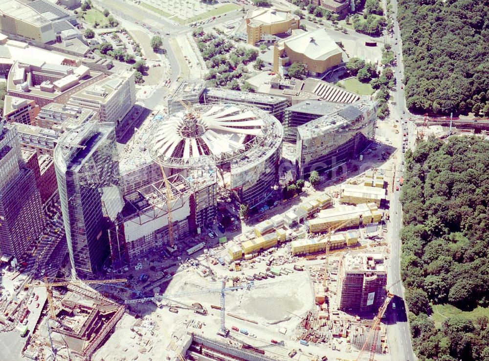 Berlin - Tiergarten from above - Baustelle des SONY-Centers am Potsdamer Platz in Berlin-Tiergarten.