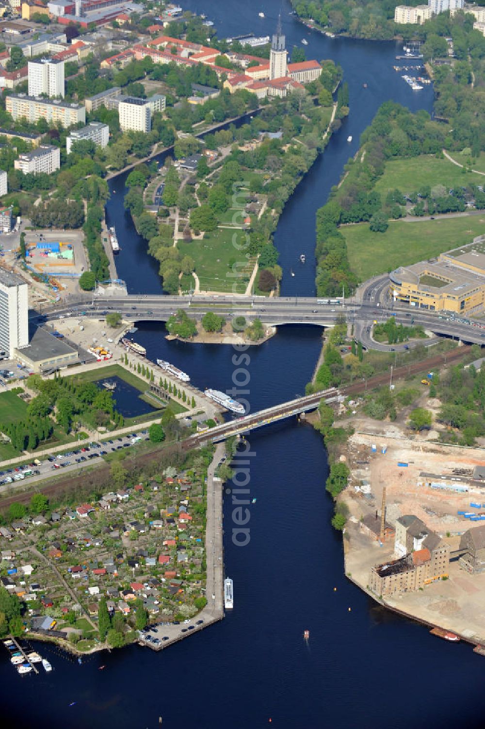 Potsdam from the bird's eye view: Blick auf die Planflächen des Quartieres am Brauhausberg, die s.g. Speicherstadt, in der Potsdamer Templiner Vorstadt zwischen der Havel und der Leipziger Straße nahe der Langen Brücke am Hauptbahnhof Potsdam. Das Gebiet wird von den Unternehmen „Prinz von Preußen Grundbesitz AG“ , „Speicherstadt GmbH“ und „Pro Potsdam“, welche Teile der bestehenden Immobilie erworben haben, umgebaut. Propertys at the Brauhausberg, so-called Warehouse district between the river Havel and the street Leipziger Strasse near by the bridge Lange Brücke and the mainstation.