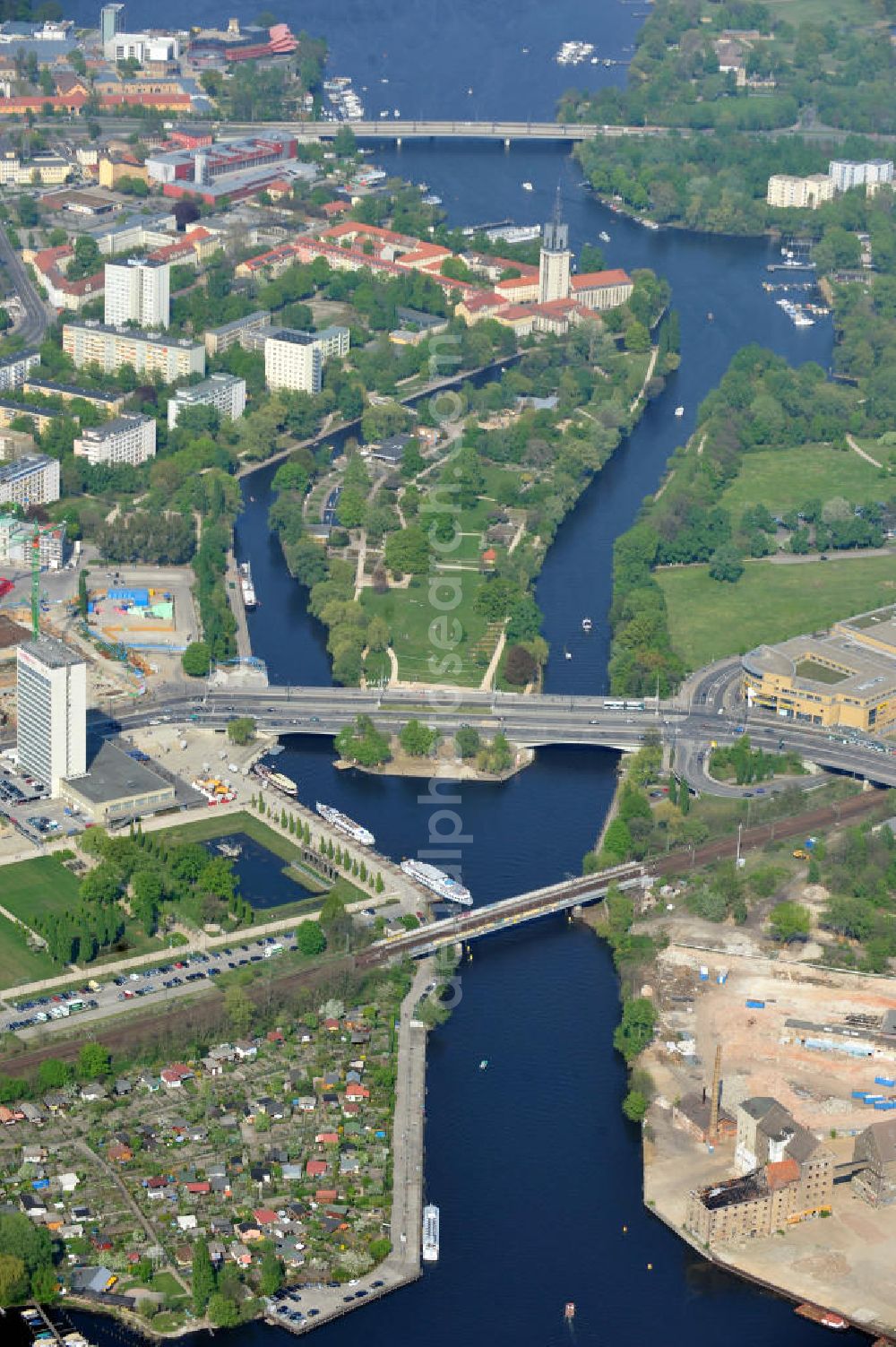 Aerial image Potsdam - Blick auf die Planflächen des Quartieres am Brauhausberg, die s.g. Speicherstadt, in der Potsdamer Templiner Vorstadt zwischen der Havel und der Leipziger Straße nahe der Langen Brücke am Hauptbahnhof Potsdam. Das Gebiet wird von den Unternehmen „Prinz von Preußen Grundbesitz AG“ , „Speicherstadt GmbH“ und „Pro Potsdam“, welche Teile der bestehenden Immobilie erworben haben, umgebaut. Propertys at the Brauhausberg, so-called Warehouse district between the river Havel and the street Leipziger Strasse near by the bridge Lange Brücke and the mainstation.