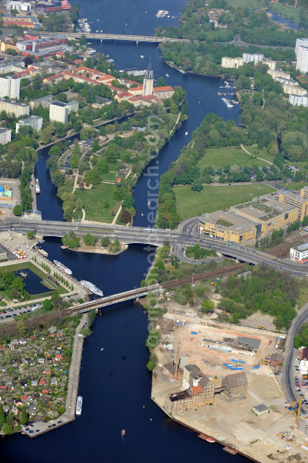 Aerial photograph Potsdam - Blick auf die Planflächen des Quartieres am Brauhausberg, die s.g. Speicherstadt, in der Potsdamer Templiner Vorstadt zwischen der Havel und der Leipziger Straße nahe der Langen Brücke am Hauptbahnhof Potsdam. Das Gebiet wird von den Unternehmen „Prinz von Preußen Grundbesitz AG“ , „Speicherstadt GmbH“ und „Pro Potsdam“, welche Teile der bestehenden Immobilie erworben haben, umgebaut. Propertys at the Brauhausberg, so-called Warehouse district between the river Havel and the street Leipziger Strasse near by the bridge Lange Brücke and the mainstation.