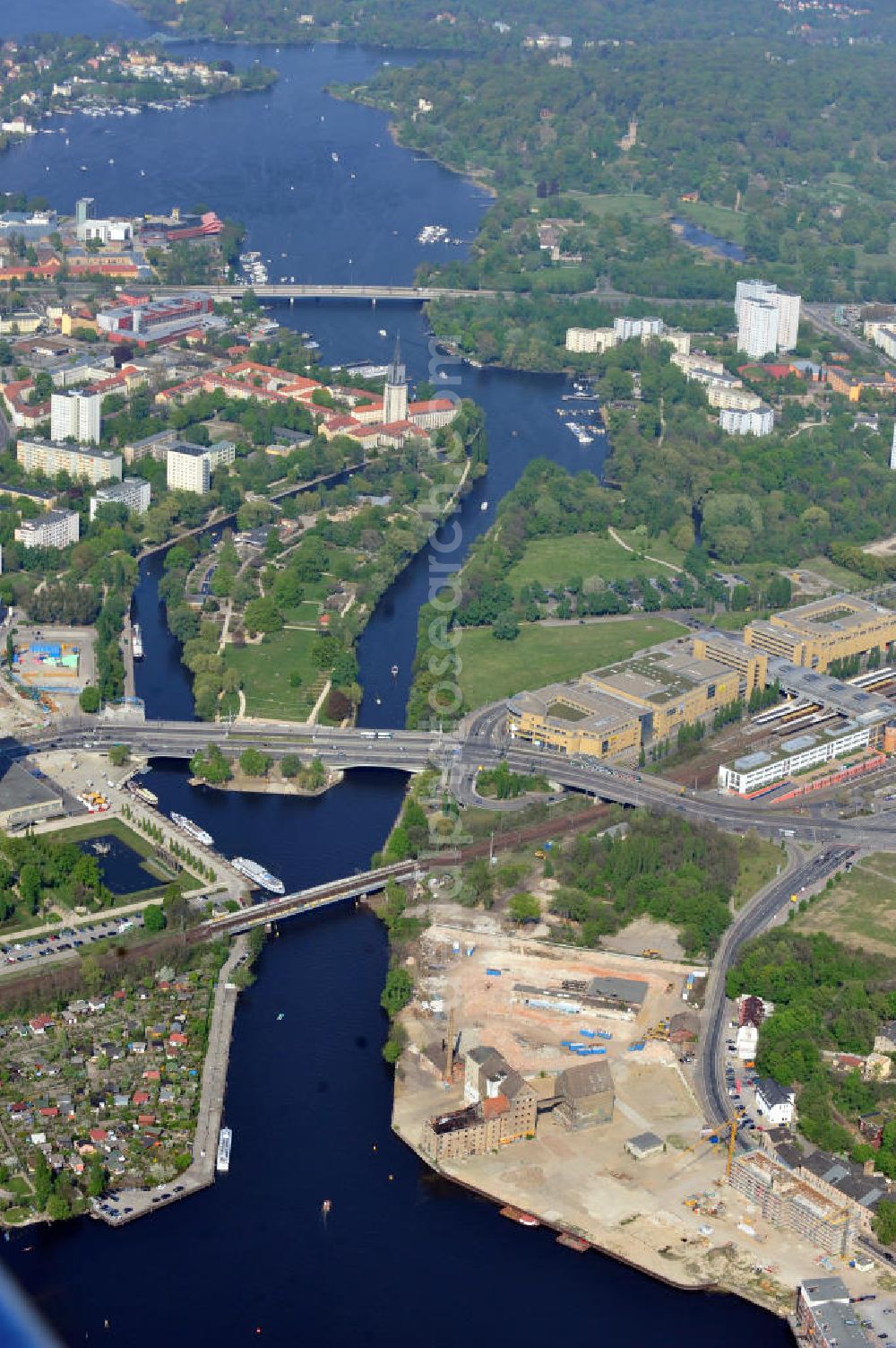 Potsdam from above - Blick auf die Planflächen des Quartieres am Brauhausberg, die s.g. Speicherstadt, in der Potsdamer Templiner Vorstadt zwischen der Havel und der Leipziger Straße nahe der Langen Brücke am Hauptbahnhof Potsdam. Das Gebiet wird von den Unternehmen „Prinz von Preußen Grundbesitz AG“ , „Speicherstadt GmbH“ und „Pro Potsdam“, welche Teile der bestehenden Immobilie erworben haben, umgebaut. Propertys at the Brauhausberg, so-called Warehouse district between the river Havel and the street Leipziger Strasse near by the bridge Lange Brücke and the mainstation.