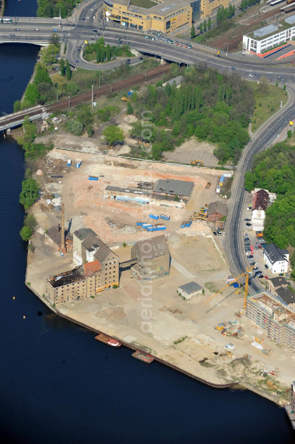 Potsdam from the bird's eye view: Blick auf die Planflächen des Quartieres am Brauhausberg, die s.g. Speicherstadt, in der Potsdamer Templiner Vorstadt zwischen der Havel und der Leipziger Straße nahe der Langen Brücke am Hauptbahnhof Potsdam. Das Gebiet wird von den Unternehmen „Prinz von Preußen Grundbesitz AG“ , „Speicherstadt GmbH“ und „Pro Potsdam“, welche Teile der bestehenden Immobilie erworben haben, umgebaut. Propertys at the Brauhausberg, so-called Warehouse district between the river Havel and the street Leipziger Strasse near by the bridge Lange Brücke and the mainstation.